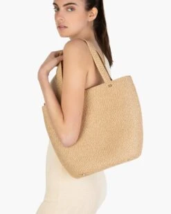 Squishee® Tote II 23 Squishee® Tote II -Ericjavits Shop SS22 23855 SQ TOTE II PEANUT SHOULDERcopy